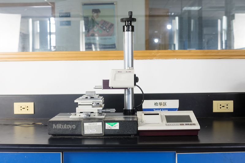 STRUMENTO-MISURA-RUGOSITÀ-SUPERFICIALE